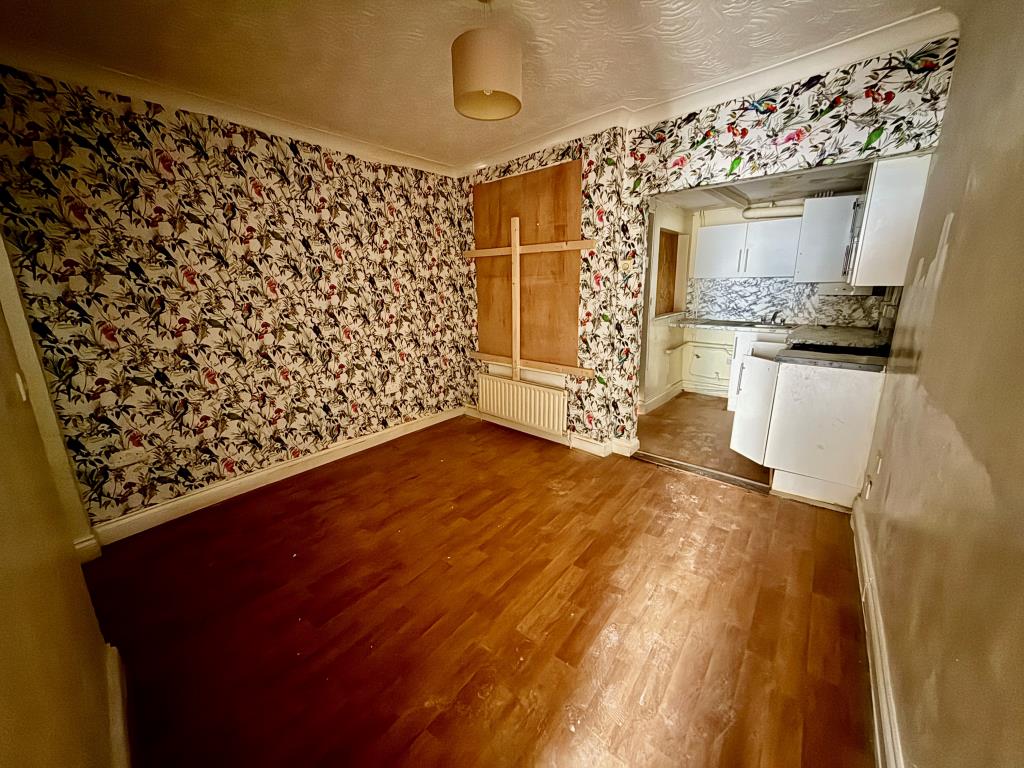 Lot: 31 - TERRACED HOUSE FOR REFURBISHMENT - Dining room and kitchen